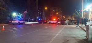 Şanlıurfa'da cadde ortasında silahlı kavga kamerada: 2 ağır yaralı
Mermiler...