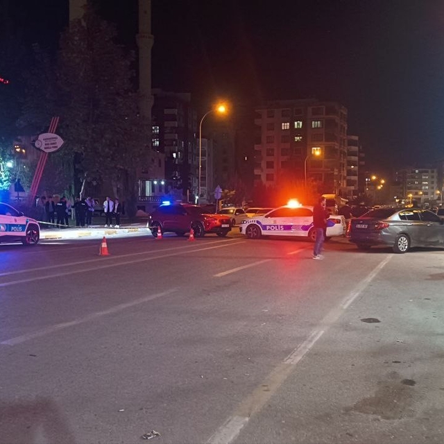 Şanlıurfa'da cadde ortasında silahlı kavga kamerada: 2 ağır yaralı
Mermiler...