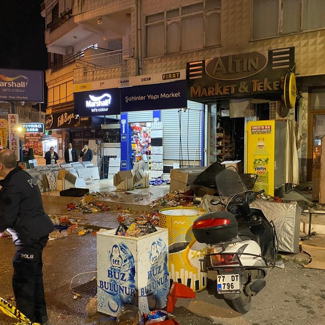 Yalova'da ailesiyle tartışan genç babasına ait tekel bayisini ateşe verdi:...