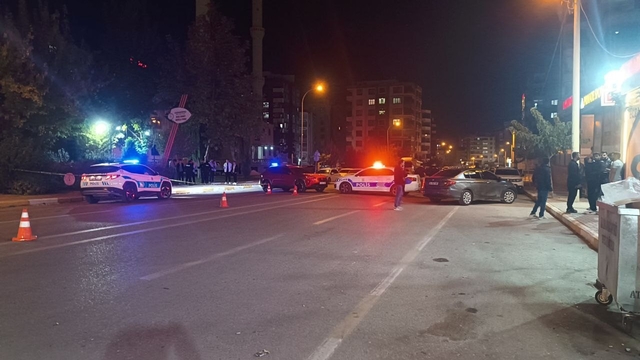 Şanlıurfa'da cadde ortasında silahlı kavga kamerada: 2 ağır yaralı
Mermilerin ön camına isabet ettiği otobüsteki yolcular ölümden döndü