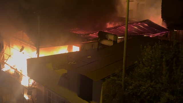 İki katlı prefabrik ev, yangında küle döndü