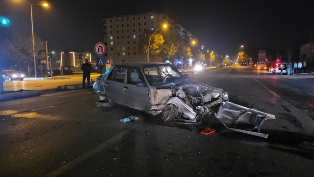 Çorum'da tırın çarptığı otomobilin sürücüsü yaralandı