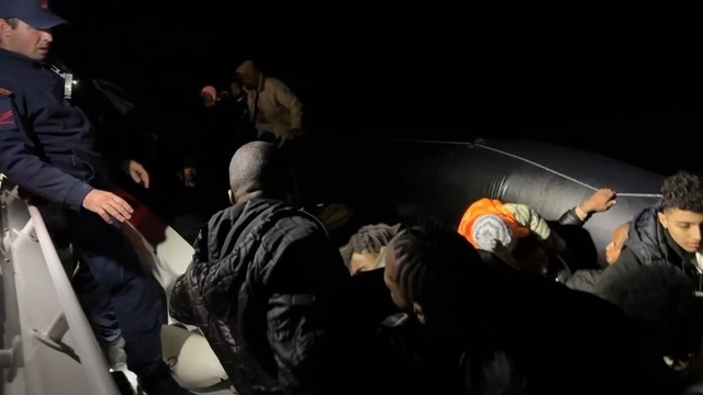 İzmir açıklarında 36 düzensiz göçmen kurtarıldı