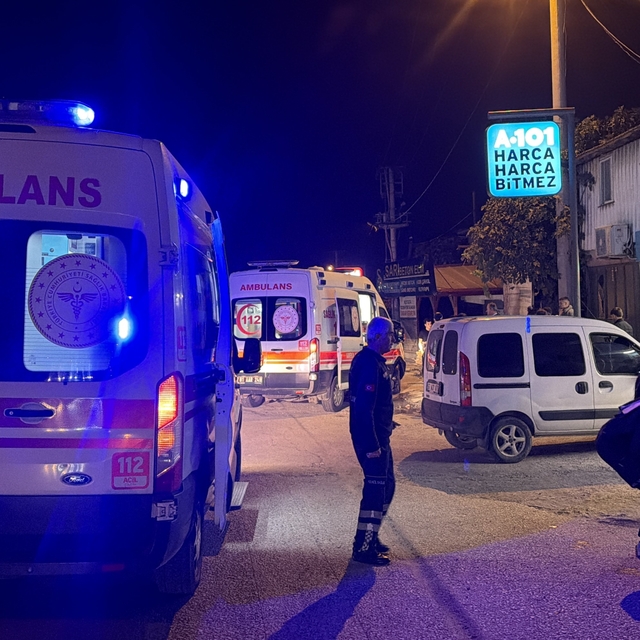 Motosiklet, yolun karşısına geçmeye çalışan adama çarptı: 3 yaralı