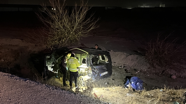 Hafif ticari araç şarampole devrildi: 1 ölü, 3 yaralı