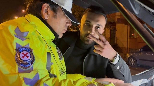 'Dur' ihtarına uymayan alkollü sürücünün rahatlığı pes dedirtti
Kayseri'de 3.15 promil alkollü çıkan sürücünün ehliyetine 2044 yılına kadar el konuldu