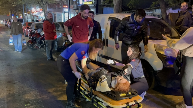 Kazaya karışan motosikletliye bakarken kaza yaptı