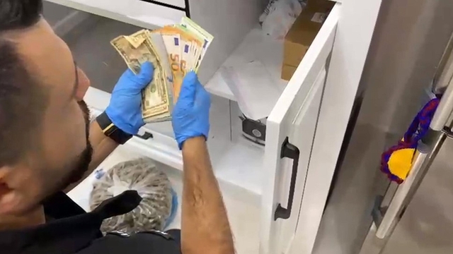 Mersin'de uyuşturucu tacirlerine darbe: 16 şüpheli tutuklandı
Operasyonda çeşitli miktarlarda uyuşturucu maddelerle suçtan elde edildiği değerlendirilen 656 bin TL, 3 bin 860 dolar ve 550 euro ele geçirildi