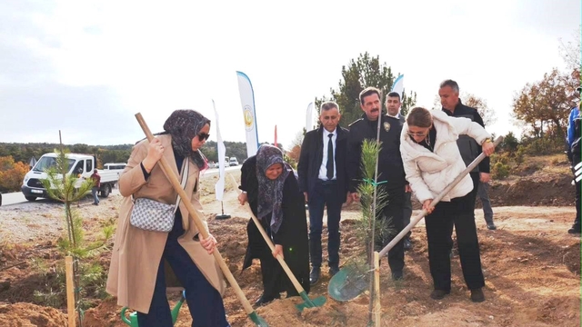 Kütahya'da şehitler için 350 fidan toprakla buluştu