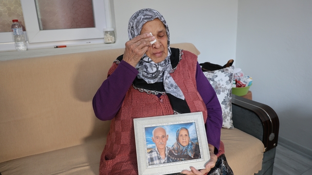 "Bakkala gidiyorum" diyerek evden çıkan 93 yaşındaki Alzheimer hastası, 4 gündür kayıp
6 çocuk, 15 torun sahibi yaşlı adamın eşi gözyaşlarına boğularak: "Hayatından endişe ediyoruz, hepimiz perişan olduk" dedi