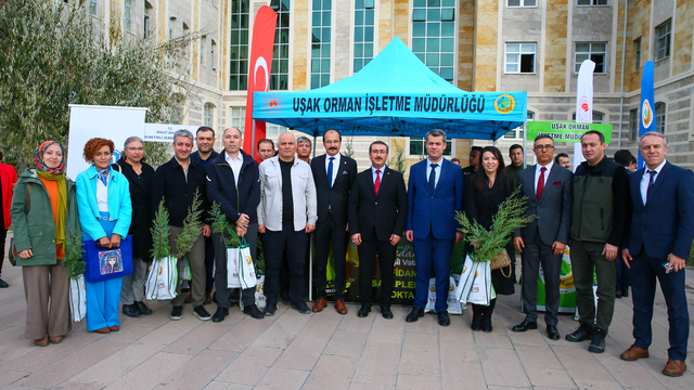Uşak Adliyesi'nde fidan dağıtıldı