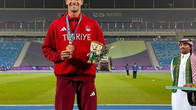 İzmirli Milli Atlet İsmail Nezir'den anlamlı madalya