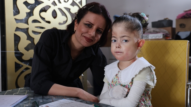 Zorlukları aşan küçük yürek: Fatma'nın okuma sevgisi evde filizleniyor
Kelebek hastası Fatma, Arzu öğretmenle hayallerine tutunuyor