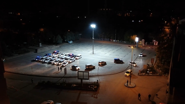 Polis ve jandarmadan eş zamanlı "şafak" operasyonu: Çok sayıda firari hükümlü yakandı
Firari hükümlü baza içinde saklanırken yakalandı