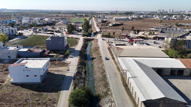 Açık bırakılan atık su deresi vatandaşı perişan ediyor
Adana'da vatandaşların birçok kez başvuru yapmasına rağmen, belediye tarafından bir türlü kapatılmayan atık su deresi, hem yaydığı kokudan hem de ürettiği sinekten dolayı mahalle sakinlerini perişan ediyor