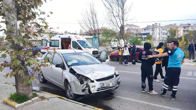 Pınarhisar'da otomobiller çarpıştı: 3 kişi hafif yaralandı