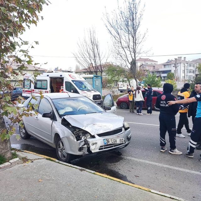 Pınarhisar'da otomobiller çarpıştı: 3 kişi hafif yaralandı