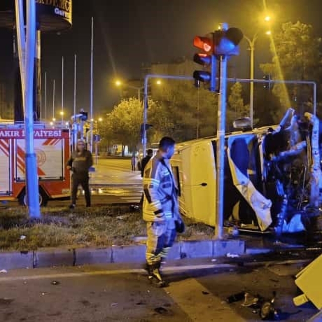 Diyarbakır'da minibüs devrildi: 4 yaralı