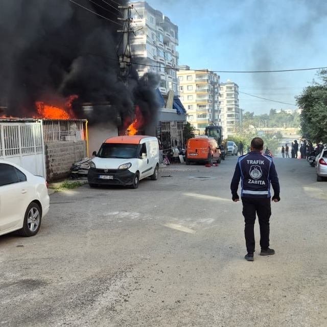 İş yerinde başlayan yangında alevler eve sıçradı