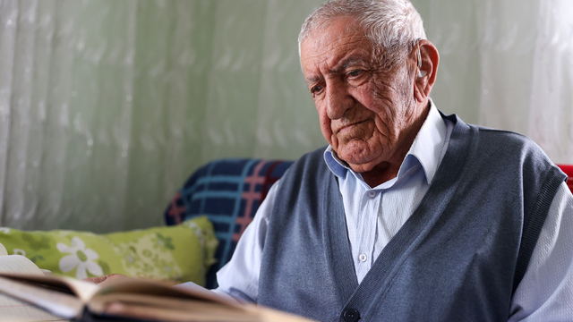 Kendi çabasıyla okuma yazma öğrenen 89 yaşındaki şair şiir tutkusundan vazgeçmiyor