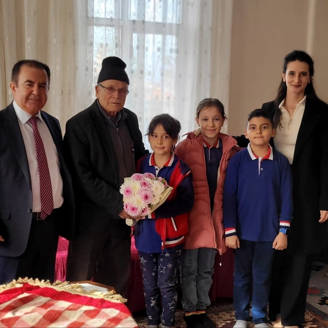 Altıntaş'ta miniklerden emekli öğretmenlere anlamlı ziyaret