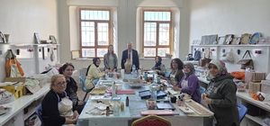 Ahşap boyama kursunda el becerileri gelişiyor