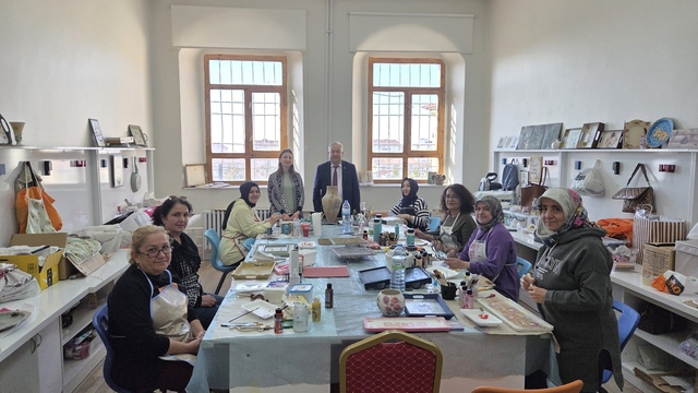 Ahşap boyama kursunda el becerileri gelişiyor