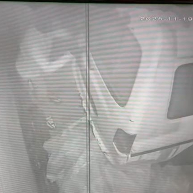 Hırsızlar park halindeki tekneyi çalamayınca zarar verip kaçtılar