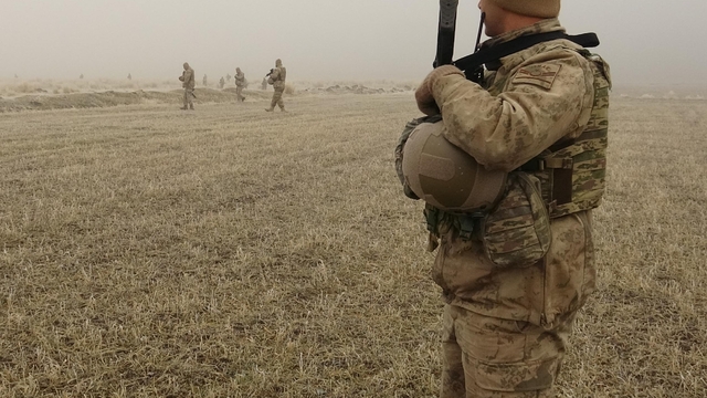 Yoğun sisin etkili olduğu Erzurum'da çoban koyun sürüsüyle kayboldu