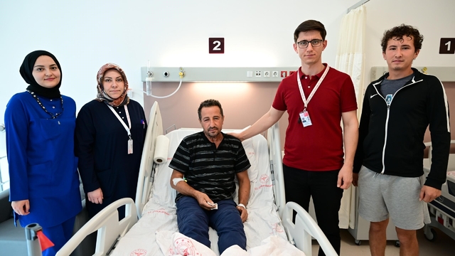 Çekiç kullanırken gözüne metal parça saplandı
Ani görme kaybı yaşayan hasta, hastanede ilk kez uygulanan pars plana vitrektomi cerrahisi ile sağlığına kavuştu