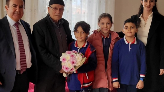 Altıntaş'ta miniklerden emekli öğretmenlere anlamlı ziyaret