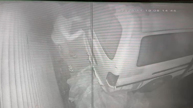 Hırsızlar park halindeki tekneyi çalamayınca zarar verip kaçtılar