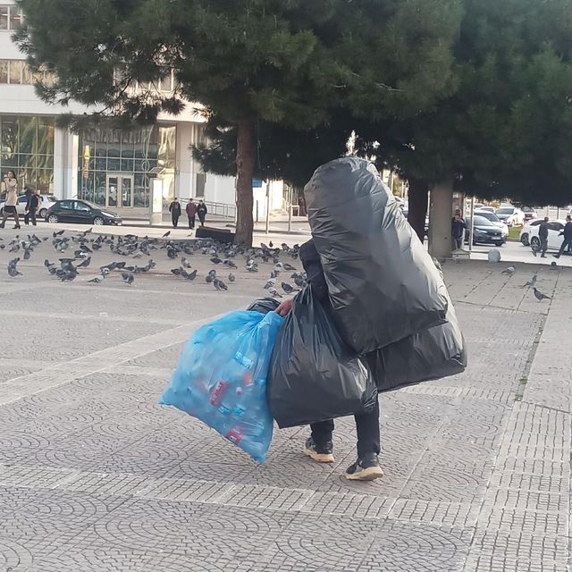 Hayatın yükünü sırtında taşıyor
Şehir merkezinde geri dönüşüm yüküyle zorlu...