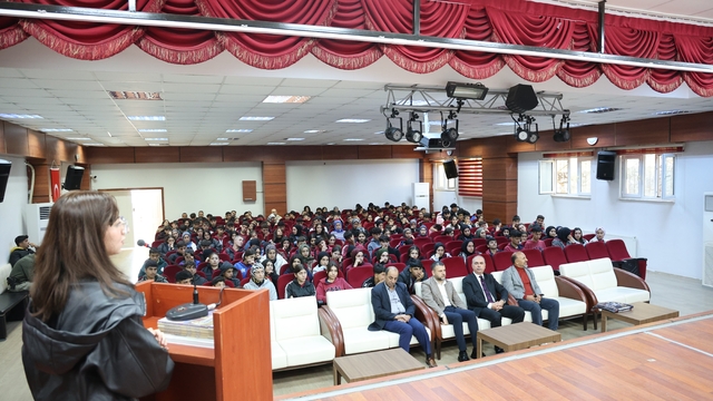 Eğil Belediyesi lise öğrencilerine etkili sınav hazırlıkları konferansı verdi