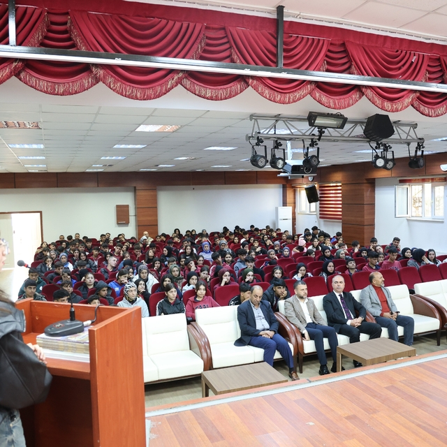 Eğil Belediyesi lise öğrencilerine etkili sınav hazırlıkları konferansı ver...