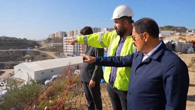 Hatay Defne'de afet konutlarının ve ticaret merkezlerinin yapımı sürüyor