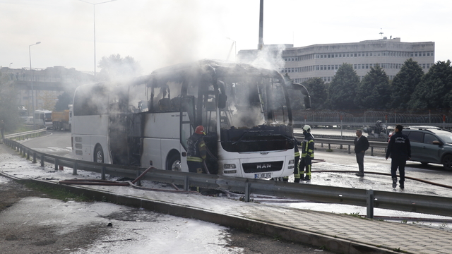 Kocaeli'de yolcu otobüsü yangında kullanılamaz hale geldi