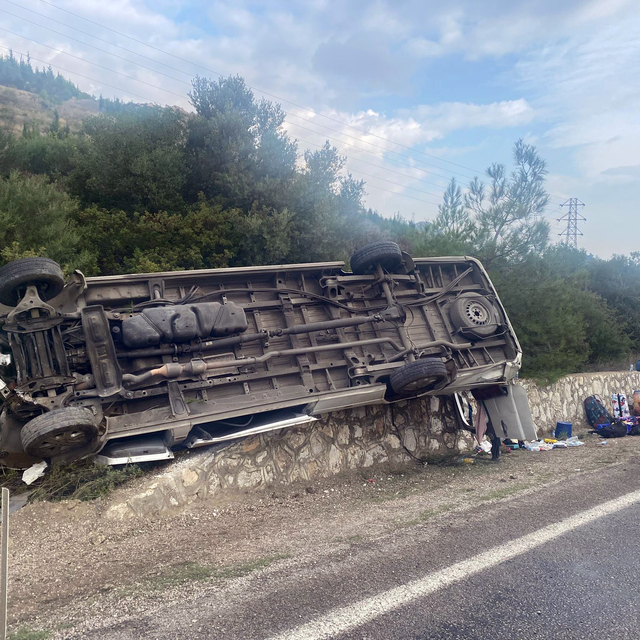 İzmir'de turistleri taşıyan minibüs devrildi, 4 kişi yaralandı