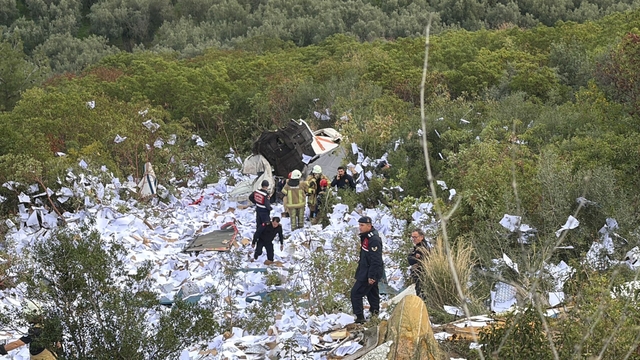 Bursa'da kağıt yüklü TIR, uçurumdan yuvarlandı: 2 ölü