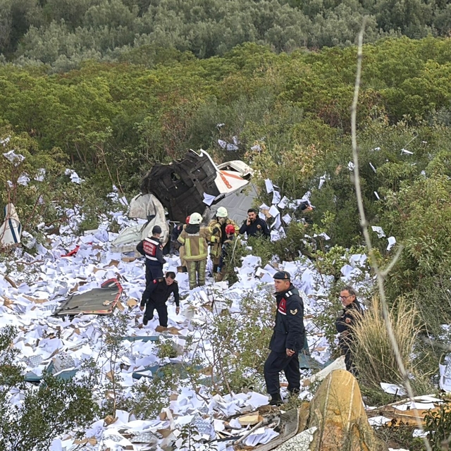 Bursa'da kağıt yüklü TIR, uçurumdan yuvarlandı: 2 ölü