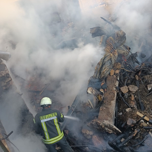 Ahırda başlayan yangın iki eve sıçradı