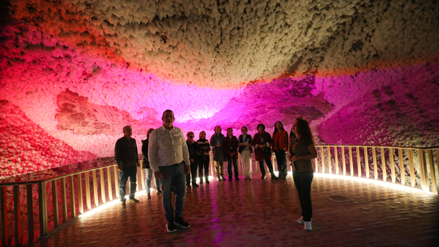 Türk Dünyası Korosu yer altındaki Tuzluca Tuz Mağaraları'nda konser verdi