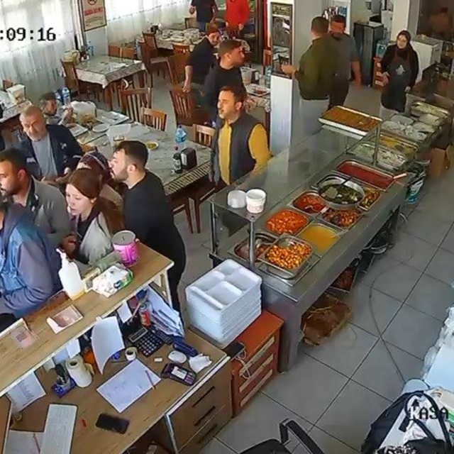 Depreme lokantada yakalanan vatandaşları panikle kaçışları kamerada