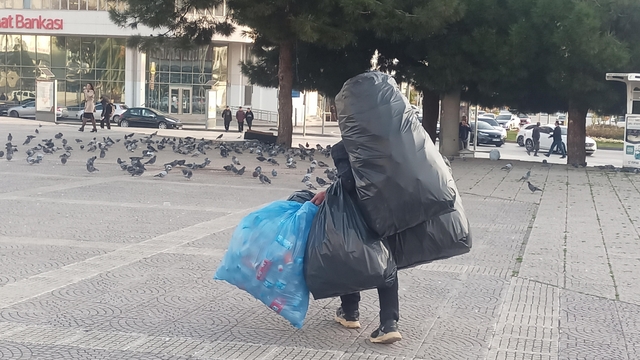 Hayatın yükünü sırtında taşıyor
Şehir merkezinde geri dönüşüm yüküyle zorlu mesai