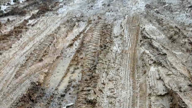 Doğalgaz çalışması sonucu bozulan yollar tehlike oluşturuyor