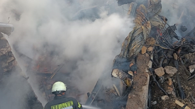 Ahırda başlayan yangın iki eve sıçradı