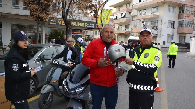Korkuteli ilçesinde motosiklet sürücülerine kask dağıtıldı