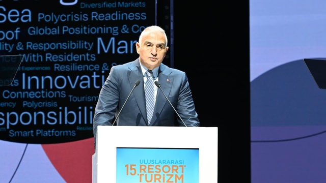 Bakan Ersoy: "Nisan-Mayıs aylarında özellikle erken rezervasyon indirimlerini erkenden kapatmayın"
Kültür ve Turizm Bakanı Mehmet Nuri Ersoy:
"Tüm kesimler taşın altına elini koymalı, rezervasyonlar dolana kadar indirimleri korumalıyız"
"Satışlar iyi gidiyor diye erken rezervasyon indirimlerini hızlı bir şekilde kapatmamamız gerekiyor"
"Tüm küresel olumsuzluklara rağmen hedefler tek tek aşıldı"
"Körfez ülkeleri turizm yatırımlarını artırdı Türkiye bu rekabete seyirci kalmayacak"
"2026 yılında 800 arkeolojik çalışma yürütülecek"