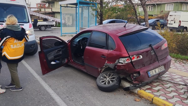 Kırklareli'nde 2 otomobilin çarpıştığı kazada 3 kişi yaralandı