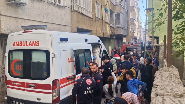 Diyarbakır'da apartman yangını: 13 kişi dumandan etkilendi